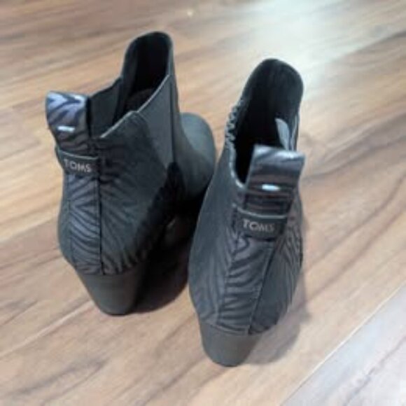 Women's Toms Black Kelsey Shimmer Zebra Wedge Chelsea Boots Booties Size 7 - Picture 3 of 5